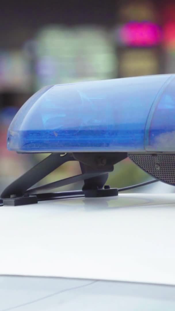 Вспышка вспышки на крыше полицейской машины Вертикальное видео — стоковое видео