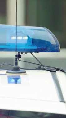 Bir polis arabasının çatısında teşhirci dikey video