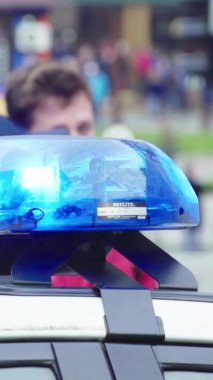 Bir polis arabasının çatısında teşhirci dikey video