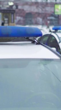 Bir polis arabasının çatısında teşhirci dikey video