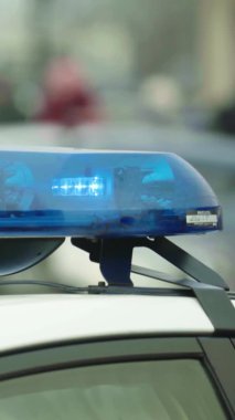 Bir polis arabasının çatısında teşhirci dikey video