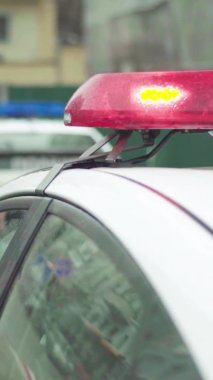 Bir polis arabasının çatısında teşhirci dikey video