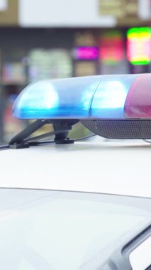 Bir polis arabasının çatısında teşhirci dikey video