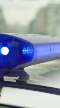 Bir polis arabasının çatısında teşhirci dikey video