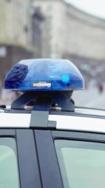 Bir polis arabasının çatısında teşhirci dikey video