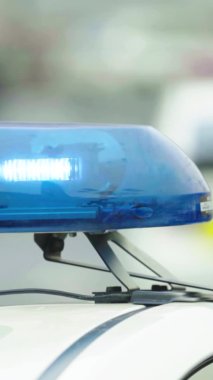 Bir polis arabasının çatısında teşhirci dikey video