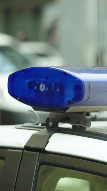 Bir polis arabasının çatısında teşhirci dikey video