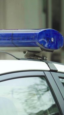 Bir polis arabasının çatısında teşhirci dikey video