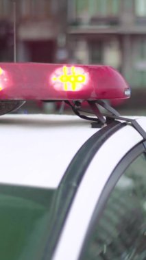 Bir polis arabasının çatısında teşhirci dikey video