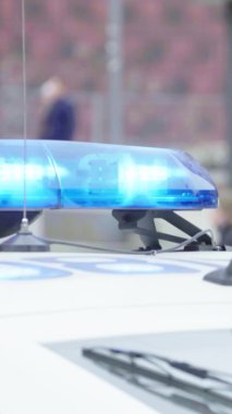 Bir polis arabasının çatısında teşhirci dikey video