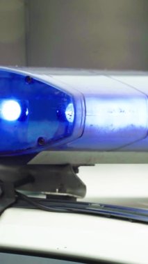 Bir polis arabasının çatısında teşhirci dikey video