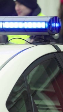 Bir polis arabasının çatısında teşhirci dikey video