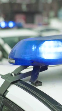 Bir polis arabasının çatısında teşhirci dikey video