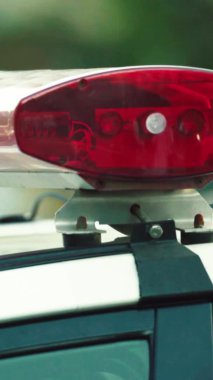 Bir polis arabasının çatısında teşhirci dikey video