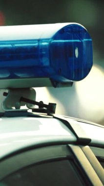 Bir polis arabasının çatısında teşhirci dikey video