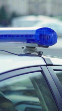 Bir polis arabasının çatısında teşhirci dikey video