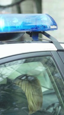 Bir polis arabasının çatısında teşhirci dikey video