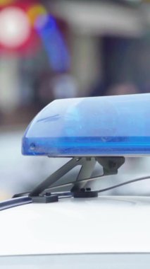 Bir polis arabasının çatısında teşhirci dikey video