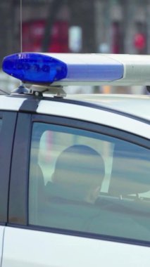 Bir polis arabasının çatısında teşhirci dikey video