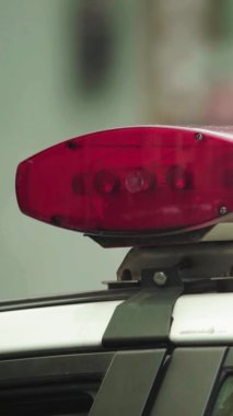 Bir polis arabasının çatısında teşhirci dikey video