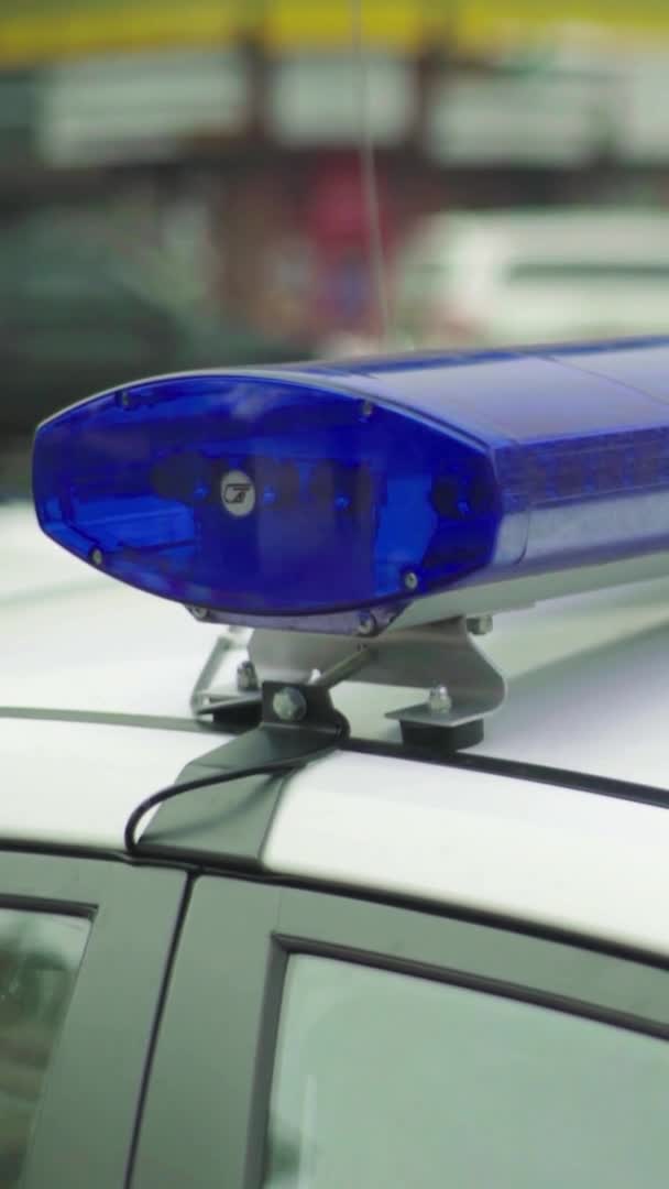 Blinkande blixt på taket till en polisbil Vertikal video — Stockvideo