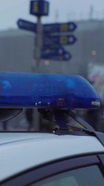 Gece bir polis arabasının çatısında teşhirci. Dikey video.