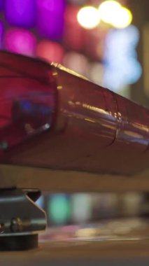 Gece bir polis arabasının çatısında teşhirci. Dikey video.