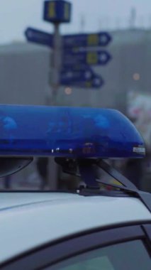 Gece bir polis arabasının çatısında teşhirci. Dikey video.