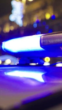 Gece bir polis arabasının çatısında teşhirci. Dikey video.