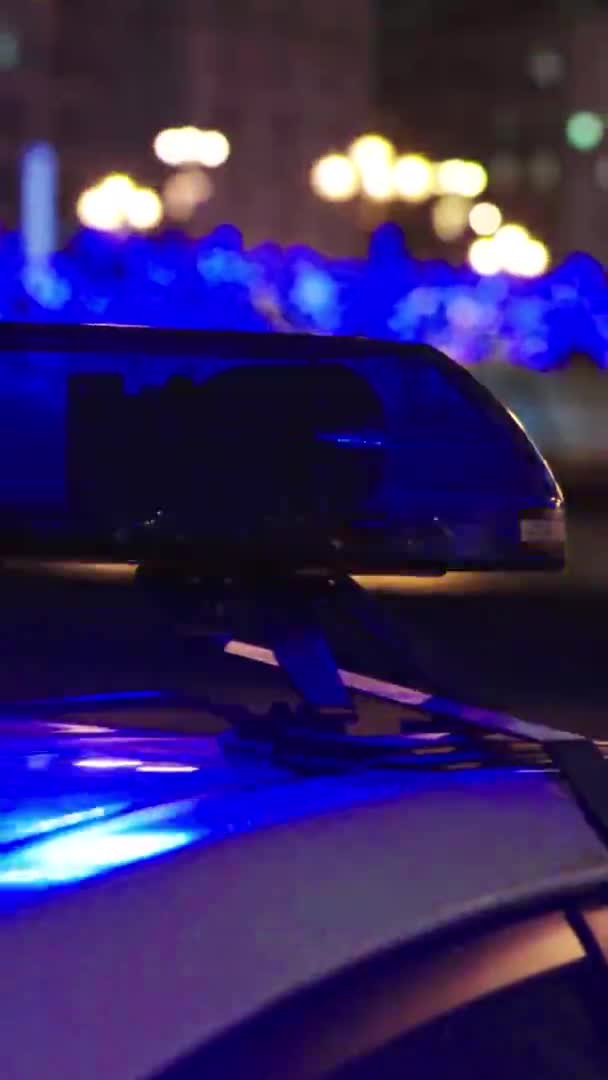 रात में एक पुलिस कार की छत पर चमकती फ्लैशर वर्टिकल वीडियो — स्टॉक वीडियो