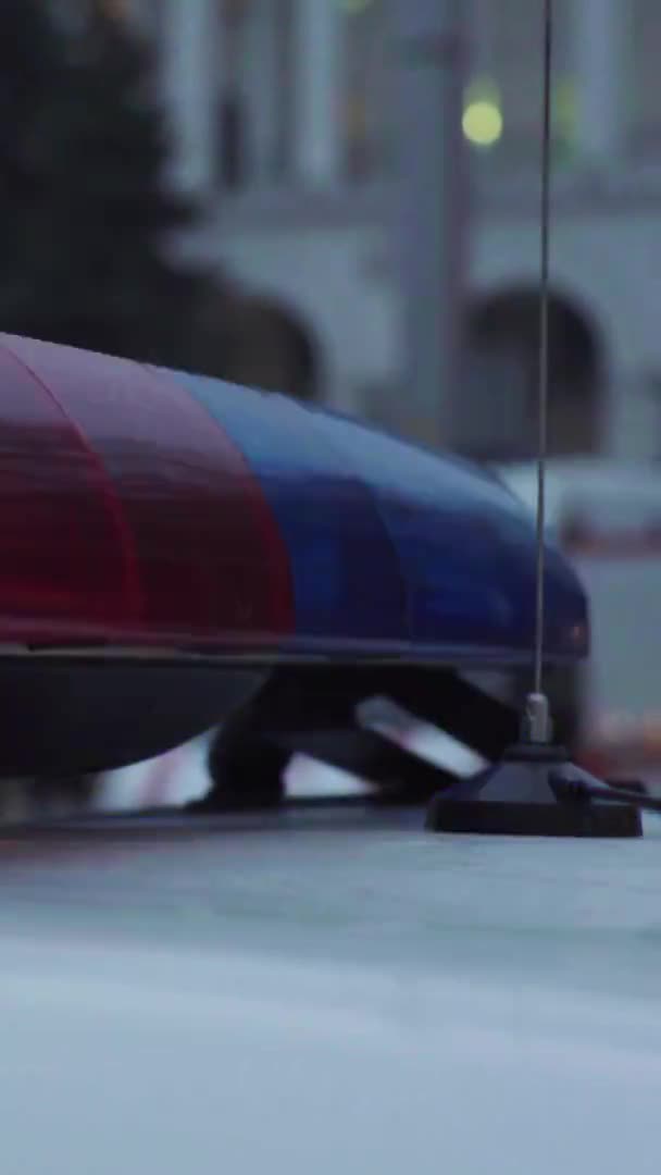 Knipperende flitser op het dak van een politieauto 's nachts Verticale video — Stockvideo