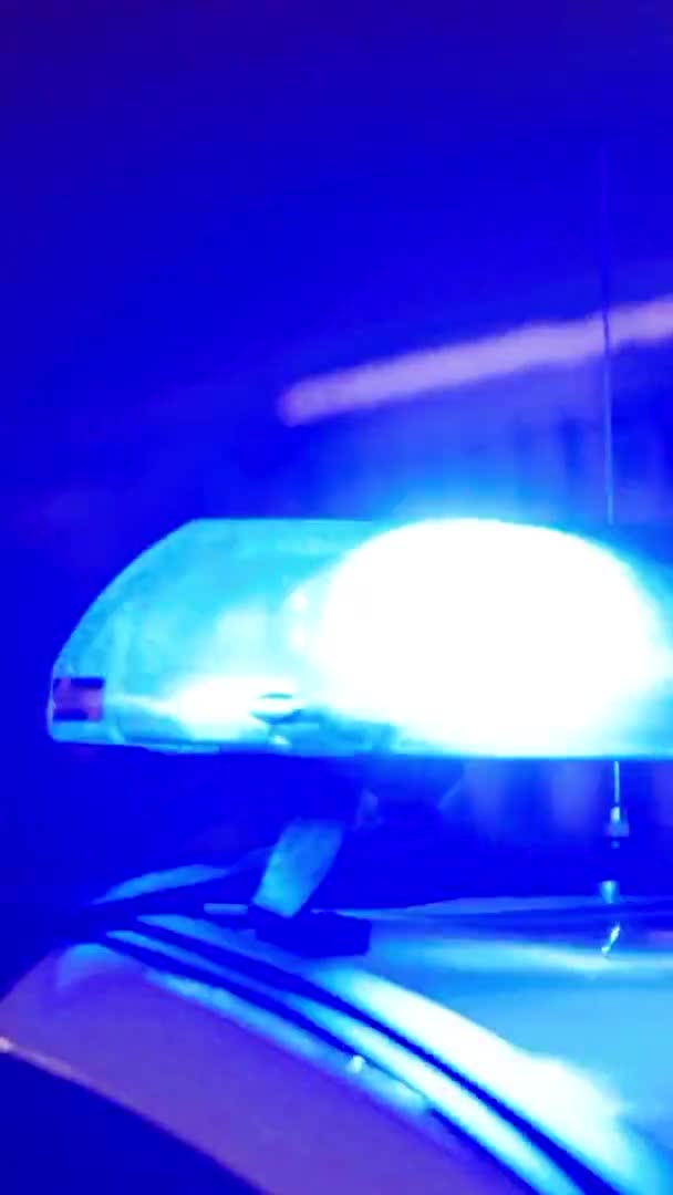 Flasher intermitente en el techo de un coche de policía por la noche Vídeo vertical — Vídeo de stock