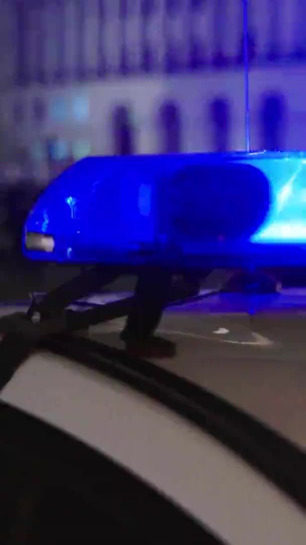 Вспышка вспышки на крыше полицейской машины ночью Вертикальное видео — стоковое видео