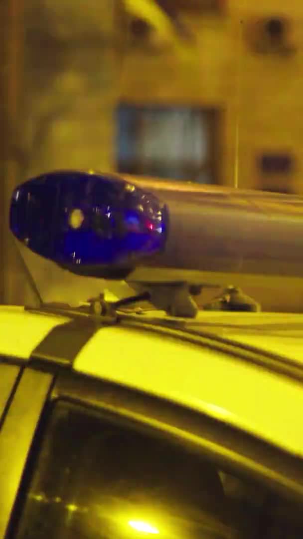 야간 수직 촬영 비디오에는 경찰차 지붕 위에서 불꽃을 튀기는 모습 — 비디오
