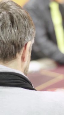 Kumarhane düşey videosunda poker oynamak