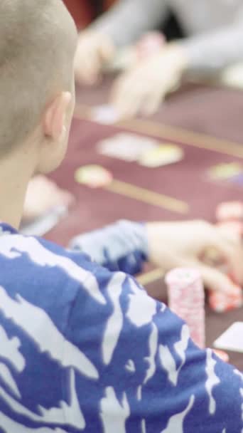 Jogar poker num casino Vídeo vertical — Vídeo de Stock