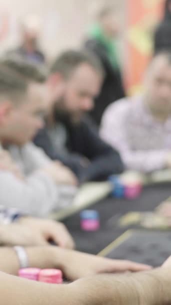 Jogar poker num casino Vídeo vertical — Vídeo de Stock