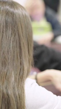 Kumarhane düşey videosunda poker oynamak