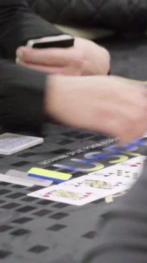 Kumarhanede poker oynarken kartlar Dikey video