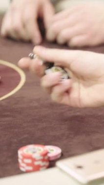 Kumarhane düşey videosunda poker oynarken çipler