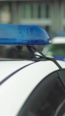 Bir polis arabasının çatısında teşhirci dikey video