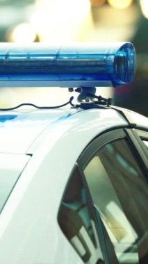 Bir polis arabasının çatısında teşhirci dikey video