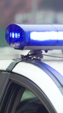 Bir polis arabasının çatısında teşhirci dikey video