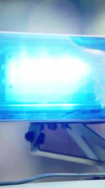 Bir polis arabasının çatısında teşhirci dikey video