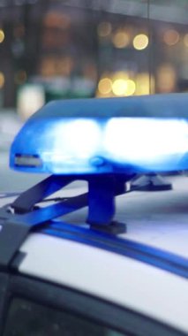 Bir polis arabasının çatısında teşhirci dikey video