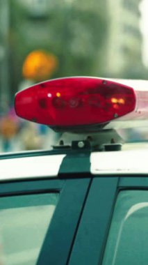 Bir polis arabasının çatısında teşhirci dikey video