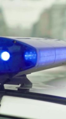 Bir polis arabasının çatısında teşhirci dikey video