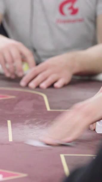 Karten beim Pokern im Casino Vertikales Video — Stockvideo