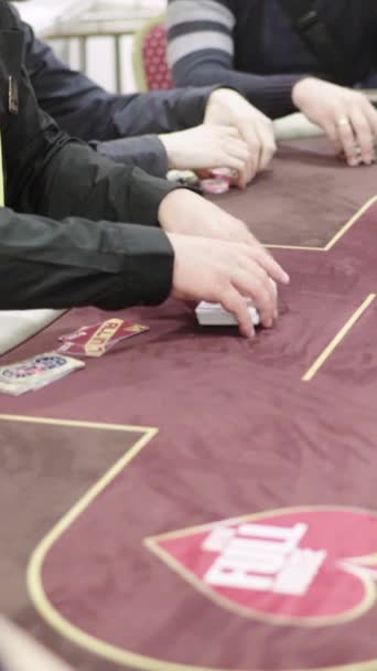 Cartes en jouant au poker dans un casino Vidéo verticale — Video