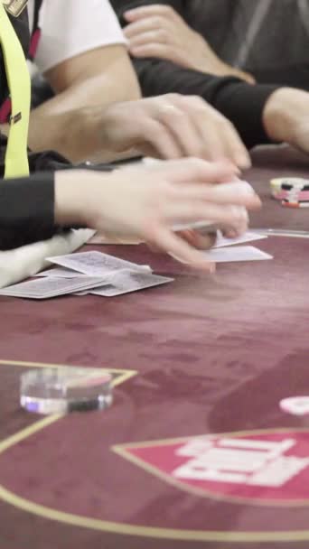 Cartas enquanto joga poker em um cassino Vídeo vertical — Vídeo de Stock